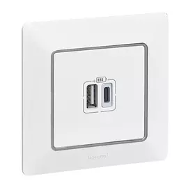 753106 Valena LIFE. Зарядное устройство с двумя USB-разъёмами тип А-тип С 240В/5В 3000мА.С лицевой панелью. Цвет Белый. Legrand