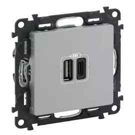 753306 Valena LIFE. Зарядное устройство с двумя USB-разъёмами тип А-тип С 240В/5В 3000мА.С лицевой панелью. Цвет Белый. Legrand