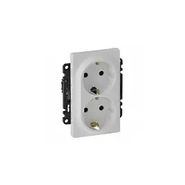 753426 Valena LIFE. Силовая розетка двойная 2х2К+З 16А 250В с лицевой панелью. С защитными шторками. Безвинтовые зажимы. Белая Legrand