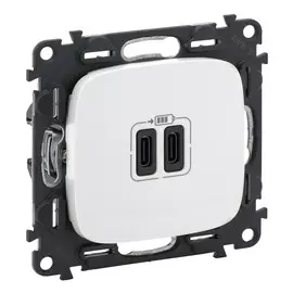 755345 Valena ALLURE. Зарядное устройство с двумя USB-разъёмами тип С-тип С 240В/5В 3000мА.С лицевой панелью. Цвет Белый. Legrand