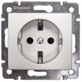 770121 Valena Розетка 1-ая с/з с защитными шторками Legrand