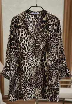 Блуза с патами на рукавах и брошью Resale