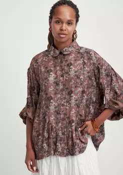 Блуза со сборкой в рельефах