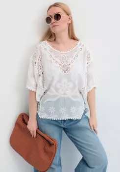 Блуза свободная с кружевным шитьем