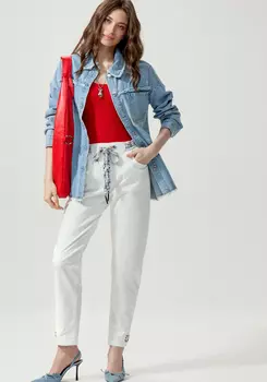 Джинсы с принтом по поясу