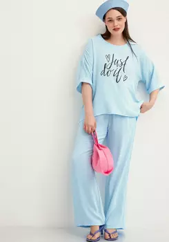 Костюм брючный с лаконичным принтом