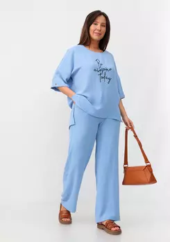 Костюм: брюки и блуза с лаконичным принтом