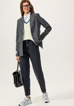 Мом-джинсы с зауженными к низу брючинами