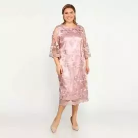 Платье полуприталенного силуэта с гипюром