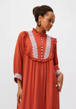 Платье с кружевом и ярусом по низу