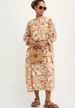 Платье с ярусами и обьёмным рукавом