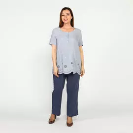 Блуза с цветочной перфорацией и вышивкой