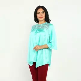 Блуза с гипюровой кокеткой и пуговицей сзади