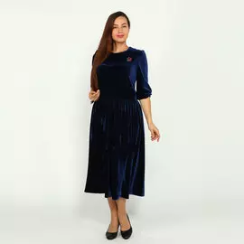 Платье велюровое с округлым вырезом