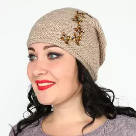 Шапка вязаная с декором из страз