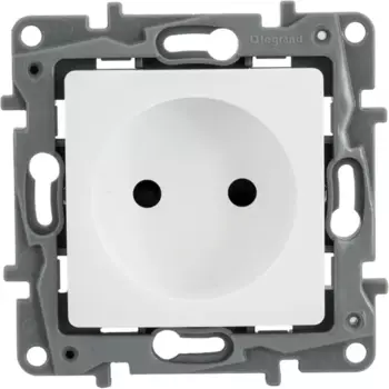 Розетка без заземления - Legrand Etika - со шторками 16А 250В винтовые зажимы - белый