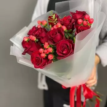 4 СЕЗОНА Дуобукет из роз и гиперикума