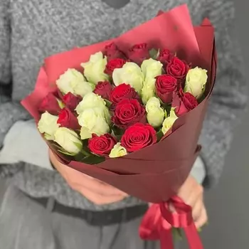 4 СЕЗОНА Монобукет из 29 кенийских роз в красно-белой цветовой гамме