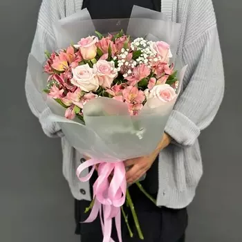 4 СЕЗОНА Триобукет из гипсофилы, роз и альстромерий