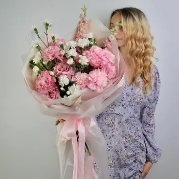 ANANAS FLOWERS Авторский букет из нежной эустомы и диантусов