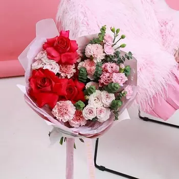 ANANAS FLOWERS Авторский букет из ярких малиновых роз и эвкалипта