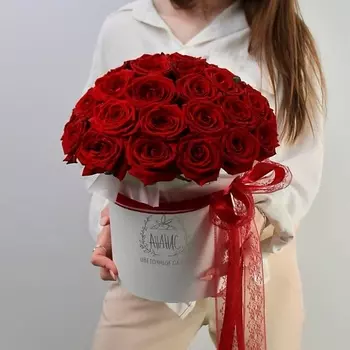 ANANAS FLOWERS Красные розы в шляпной коробке