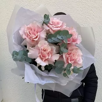 ART FLORA Букет из 5 ажурных роз и эвкалипта