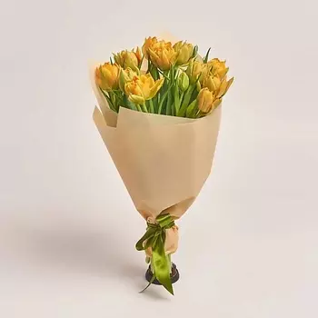 AZALIANOW ЦВЕТЫ. ПОДАРКИ. ДЕКОР Букет из 11 пионовидных оранжевых тюльпанов в бежевой пленке