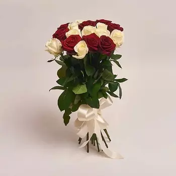 AZALIANOW ЦВЕТЫ. ПОДАРКИ. ДЕКОР Букет из 13 красных и 12 белых роз