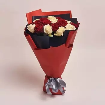 AZALIANOW ЦВЕТЫ. ПОДАРКИ. ДЕКОР Букет из 13 красных и 12 белых роз в красной и черной бумаге