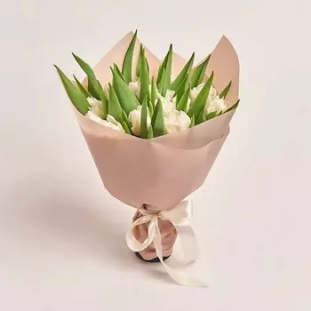 AZALIANOW ЦВЕТЫ. ПОДАРКИ. ДЕКОР Букет из 15 белых пионовидных тюльпанов в бежевой пленке