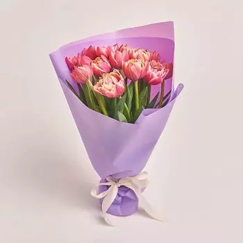 AZALIANOW ЦВЕТЫ. ПОДАРКИ. ДЕКОР Букет из 15 розовых пионовидных тюльпанов в сиреневой пленке