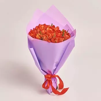 AZALIANOW ЦВЕТЫ. ПОДАРКИ. ДЕКОР Букет из 15 пионовидных красных тюльпанов в сиреневой пленке