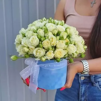 AZALIANOW ЦВЕТЫ. ПОДАРКИ. ДЕКОР Букет из 19 белых кустовых роз в коробке