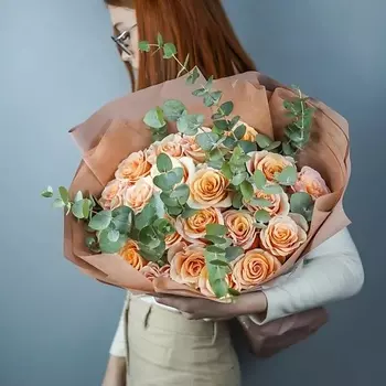 AZALIANOW ЦВЕТЫ. ПОДАРКИ. ДЕКОР Букет из 21 коралловой розы и эвкалипта