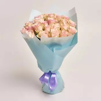 AZALIANOW ЦВЕТЫ. ПОДАРКИ. ДЕКОР Букет из 25 розовых роз в голубой пленке