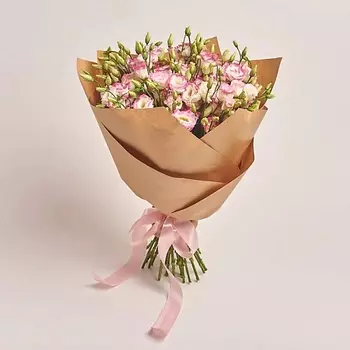 AZALIANOW ЦВЕТЫ. ПОДАРКИ. ДЕКОР Букет из 25 бело-розовых лизиантусов в крафт-бумаге