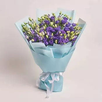 AZALIANOW ЦВЕТЫ. ПОДАРКИ. ДЕКОР Букет из 25 фиолетовых лизиантусов в голубой пленке