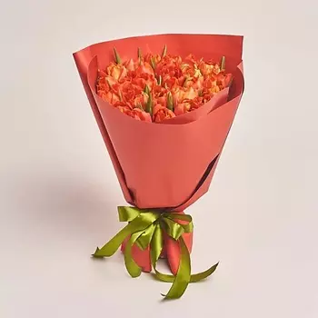 AZALIANOW ЦВЕТЫ. ПОДАРКИ. ДЕКОР Букет из 25 пионовидных красных тюльпанов в оранжевой бумаге