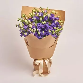 AZALIANOW ЦВЕТЫ. ПОДАРКИ. ДЕКОР Букет из 25 фиолетовых лизиантусов в крафт-бумаге