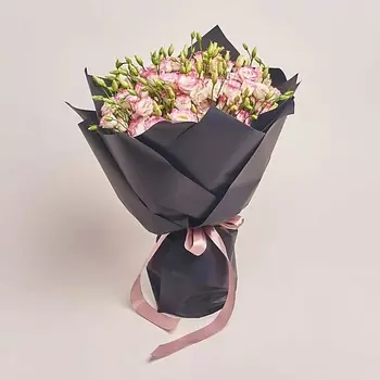 AZALIANOW ЦВЕТЫ. ПОДАРКИ. ДЕКОР Букет из 25 бело-розовых лизиантусов в черной бумаге
