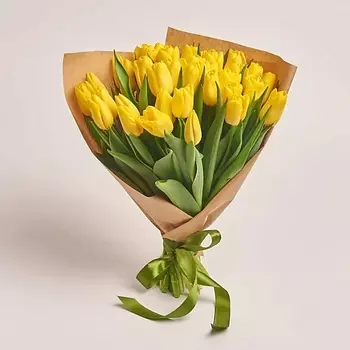 AZALIANOW ЦВЕТЫ. ПОДАРКИ. ДЕКОР Букет из 35 желтых тюльпанов в крафт-бумаге