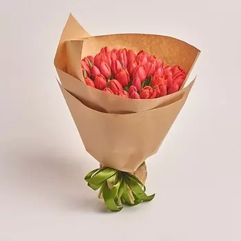 AZALIANOW ЦВЕТЫ. ПОДАРКИ. ДЕКОР Букет из 51 красного тюльпана в крафт-бумаге