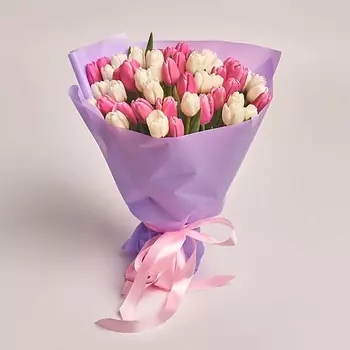 AZALIANOW ЦВЕТЫ. ПОДАРКИ. ДЕКОР Букет из 51 тюльпана белого и розового цвета оформленных в пленку