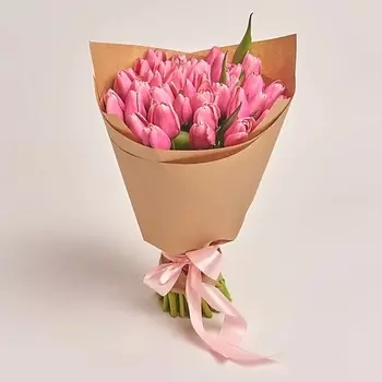 AZALIANOW ЦВЕТЫ. ПОДАРКИ. ДЕКОР Букет из 51 розового тюльпана в крафт-бумаге