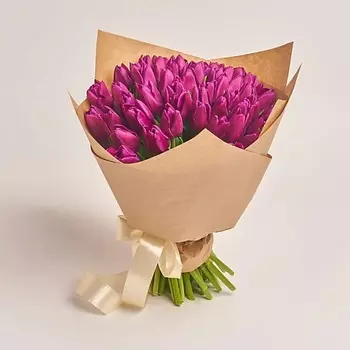 AZALIANOW ЦВЕТЫ. ПОДАРКИ. ДЕКОР Букет из 51 фиолетового тюльпана в крафт-бумаге