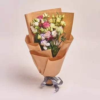 AZALIANOW ЦВЕТЫ. ПОДАРКИ. ДЕКОР Букет из 5 разноцветных лизиантусов в крафт-бумаге