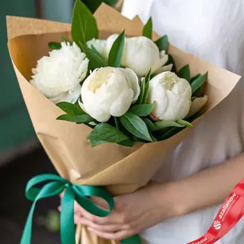 AZALIANOW ЦВЕТЫ. ПОДАРКИ. ДЕКОР Букет из 5 белых пионов в крафте