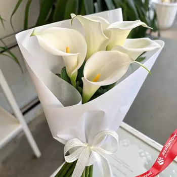 AZALIANOW ЦВЕТЫ. ПОДАРКИ. ДЕКОР Букет из 5 белых калл в белой упаковке