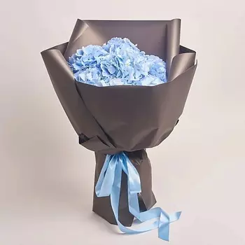 AZALIANOW ЦВЕТЫ. ПОДАРКИ. ДЕКОР Букет из 7 голубых гортензий в темно-серой пленке